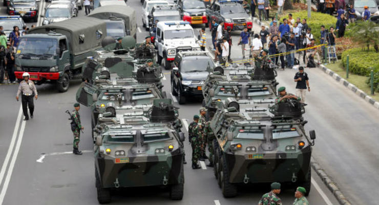К месту терактов в Джакарте прибыла бронетехника