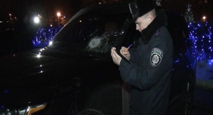 В Киеве неизвестные гирями повредили внедорожник народного депутата