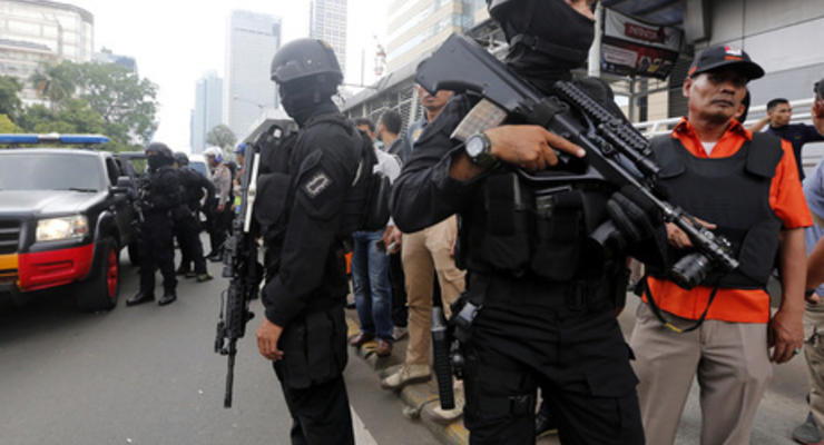 По подозрению о причастности к взрывам в Джакарте арестованы три человека