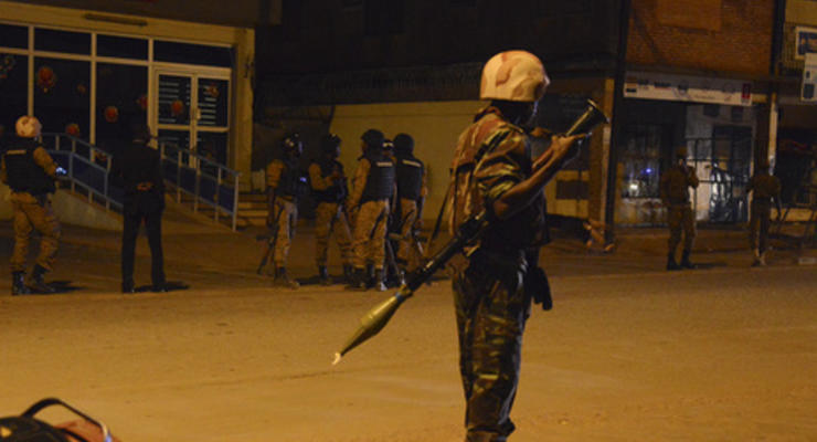 Reuters: При захвате террористами отеля в Буркина-Фасо погибли не менее 20 человек