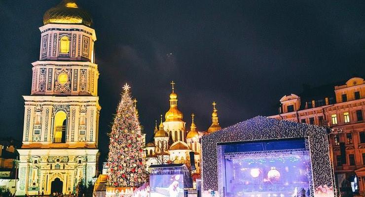 На Софийской площади в Киеве закрыли главную новогоднюю елку