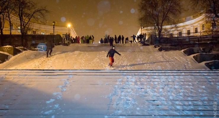 В Одессе устроили горнолыжный спуск на Потемкинской лестнице