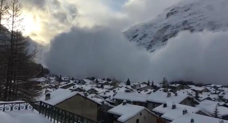 Снежная лавина накрыла городок в Альпах на глазах у туристов