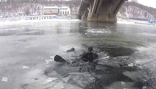 В Киеве два человека упали в Днепр с мостов