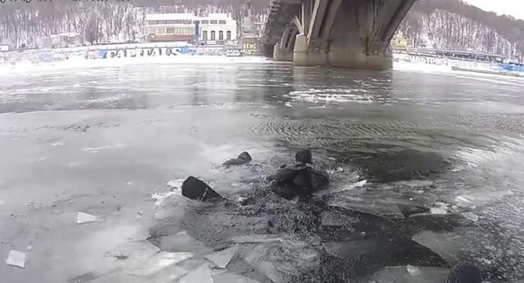 В Киеве два человека упали в Днепр с мостов