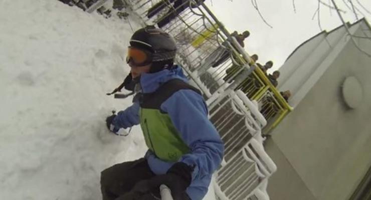 В Киеве экстремал прокатился на сноуборде наперегонки с фуникулером