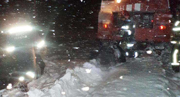 В Полтавской области спасатели вытащили из снежного заноса скорую с беременной женщиной