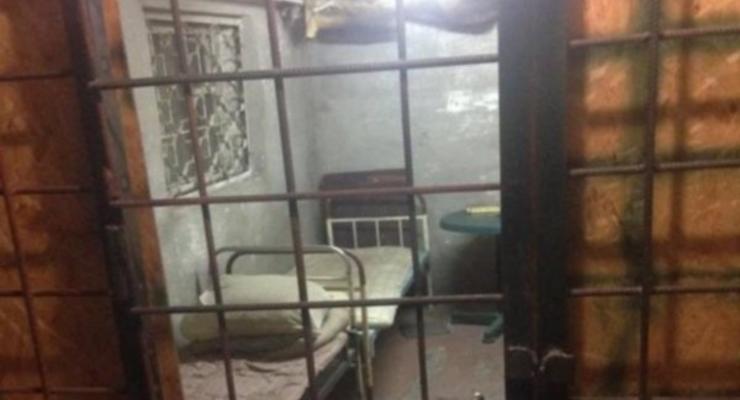 Кровати без матрасов и ведро вместо туалета: как выглядят подвалы для пленных в Луганске