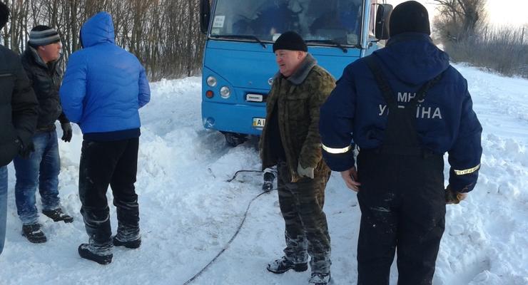 Под Киевом в сугробах застряли маршрутки и "скорая"