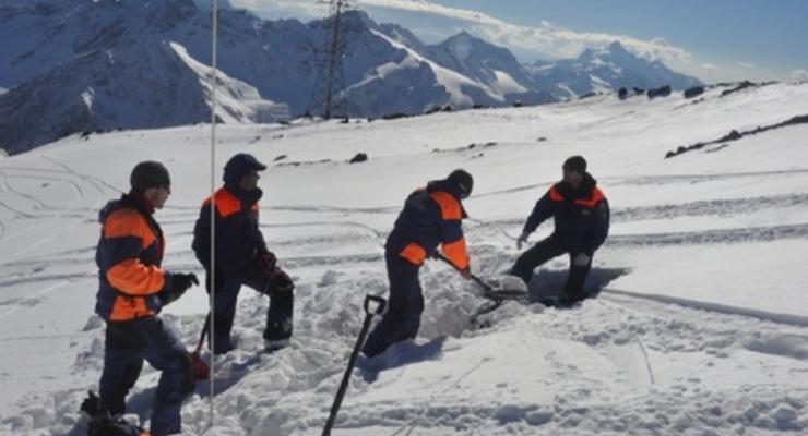 На Приэльбрусье спасатели вытащили из-под лавины пятерых украинских альпинистов