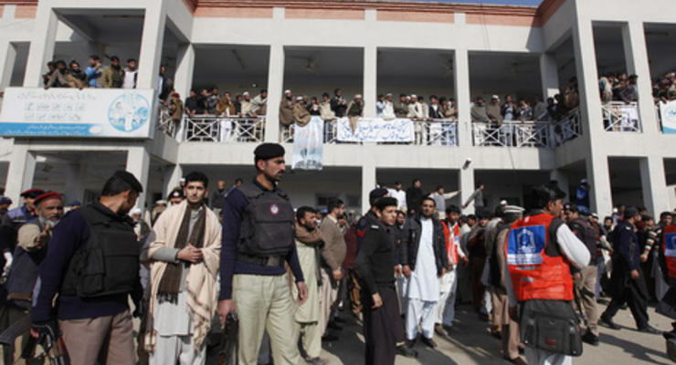 При атаке талибов на университет в Пакистане погибли 25 человек