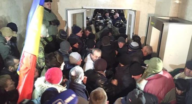 Протесты в Молдове: Полиция покидает здание парламента