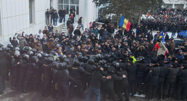 В столкновениях демонстрантов с полицией в Кишиневе пострадали 10 человек