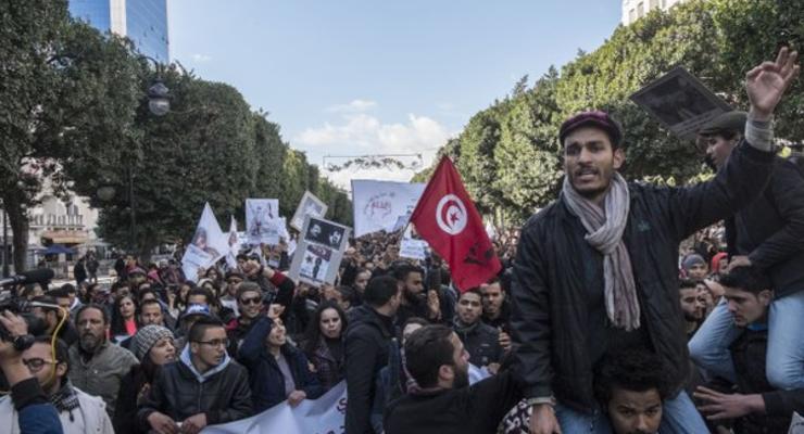 Безработные Туниса штурмовали здание правительства