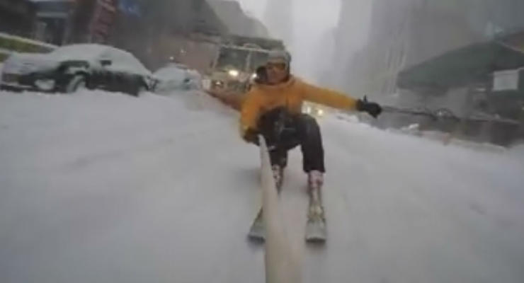 Лыжник и сноубордист устроили гонки по улицам Нью-Йорка