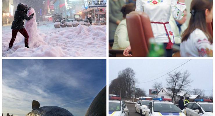 День в фото: первые владельцы ID-карт в Украине и снегопад в Нью-Йорке
