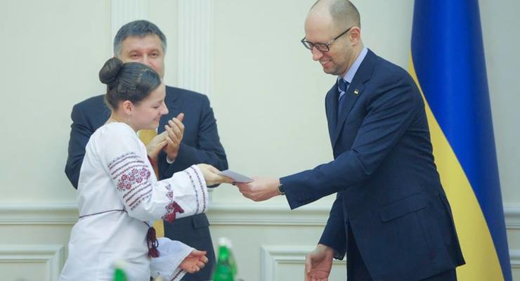 Яценюк вручил 16-летним украинцам первые ID-карты