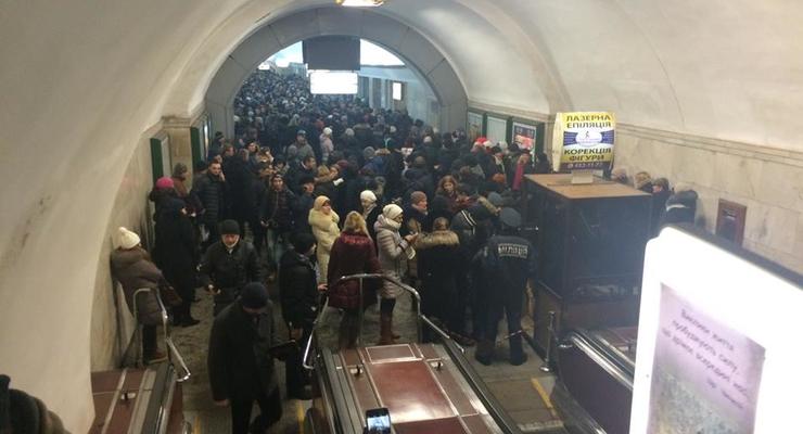В Киеве остановилось движение на красной ветке метро