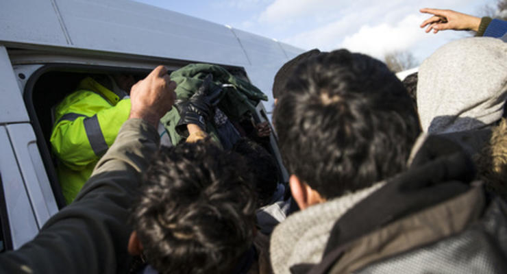 Губернатор французской провинции Кале призвал правительство ввести войска, чтобы успокоить беженцев