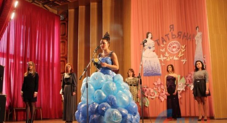 В мусорных пакетах и на лабутенах: соцсети позабавил конкурс красоты в оккупированном Луганске