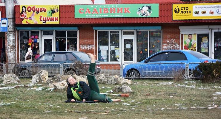 Соцсети взорвали фото крымской уборщицы-йога