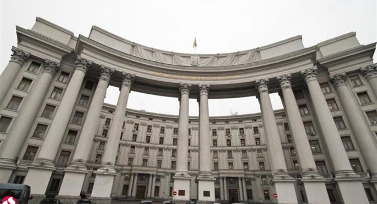 МИД оставил без диппаспорта 230 чиновников и депутатов: список