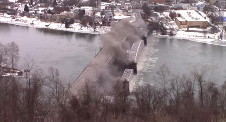 Ломать - не строить: в США зрелищно взорвали старый мост