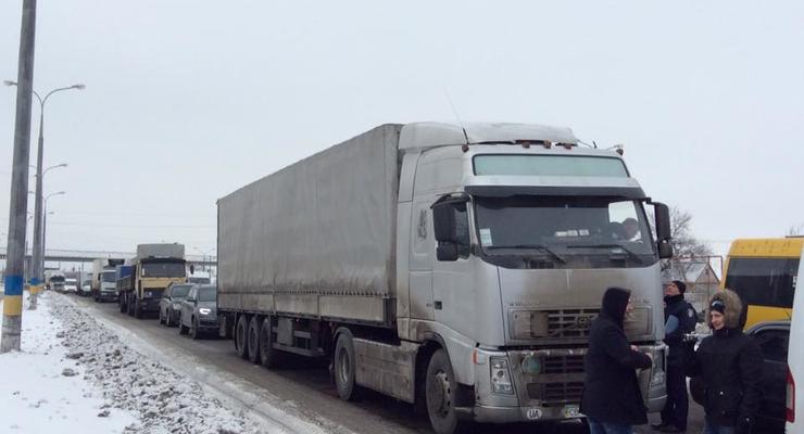В Днепропетровской области активисты перекрывали ведущую к Донецку трассу