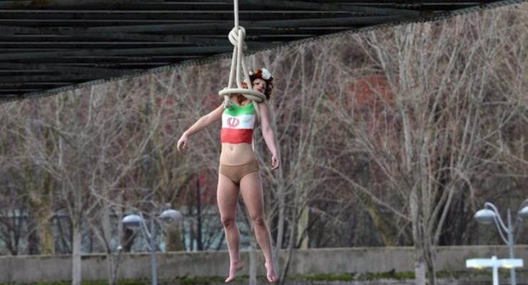 Femen  в Париже пугали президента Ирана "повешенной" девушкой