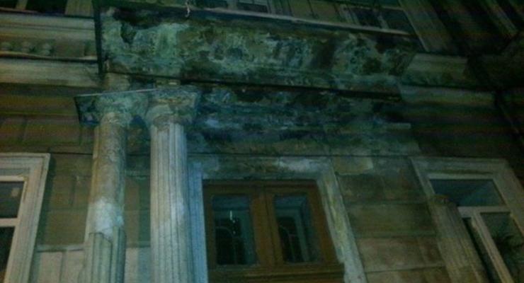 В центре Одессы обрушилась колонна у входа в школу