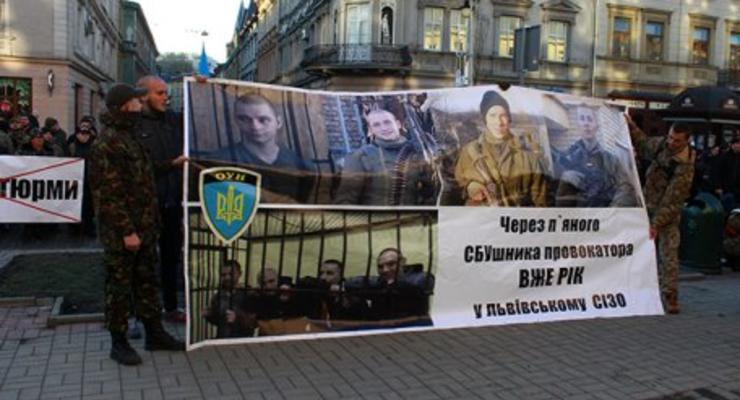 "Геть шоколадного зрадника": львовские активисты облили краской Roshen