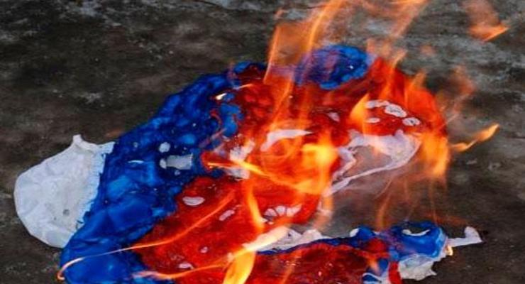В Черкассах на шествии в честь Героев Крут сожгли флаг России