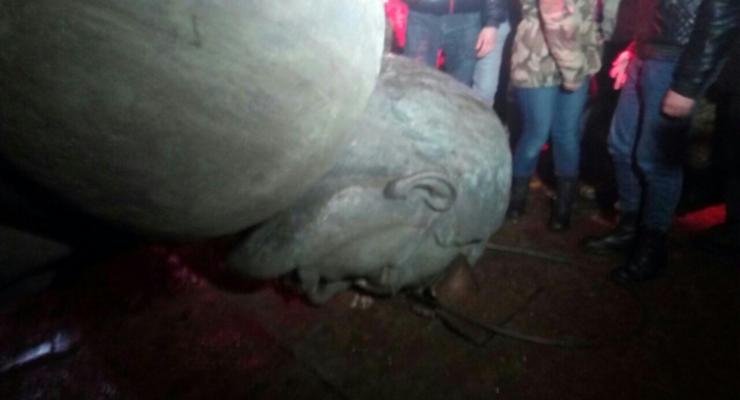 Полиция расследует снос памятника Петровскому в Днепропетровске
