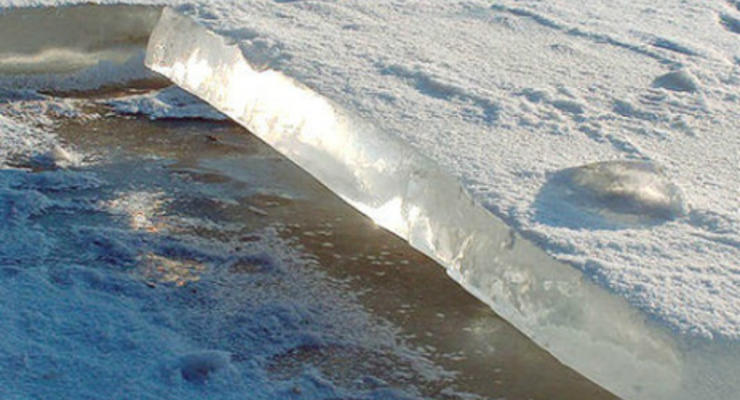 Спасатели сняли двух школьников со льдины посреди Южного Буга