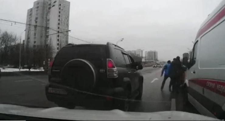 В Москве против подрезавшего "скорую" таксиста ополчились водители