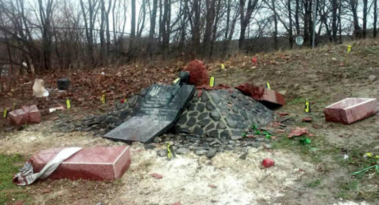 В Ровенской области разбили памятник Сашку Билому