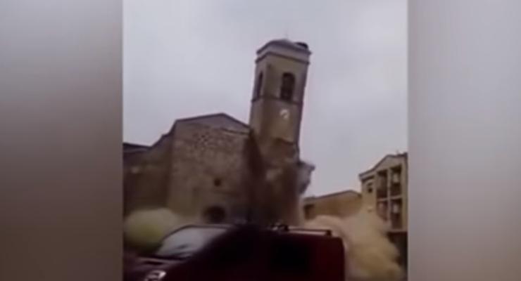 В Испании рухнула старинная церковь на глазах у прохожих