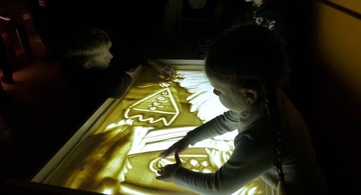 Дети переселенцев и бойцов АТО встретились со сказкой и рисовали на песке
