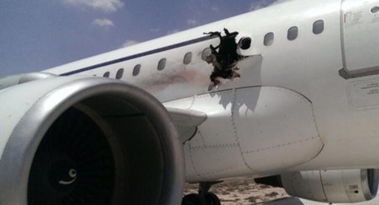 Самолет A321 над Сомали летел с дырой в фюзеляже: пассажир снял видео