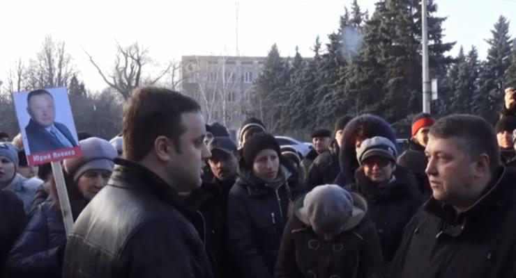 "Где был Паша, когда бомбили наших": жители Ясиноватой устроили допрос Губареву