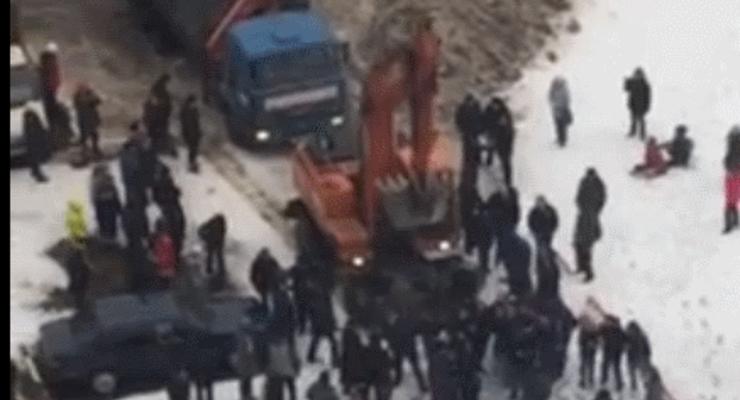 В Москве протестующих против стройки дороги разгоняли экскаватором