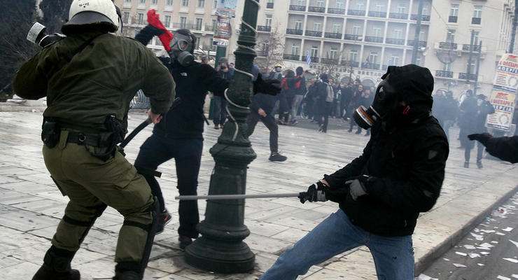 В Афинах вспыхнули массовые беспорядки, полиция применила газ