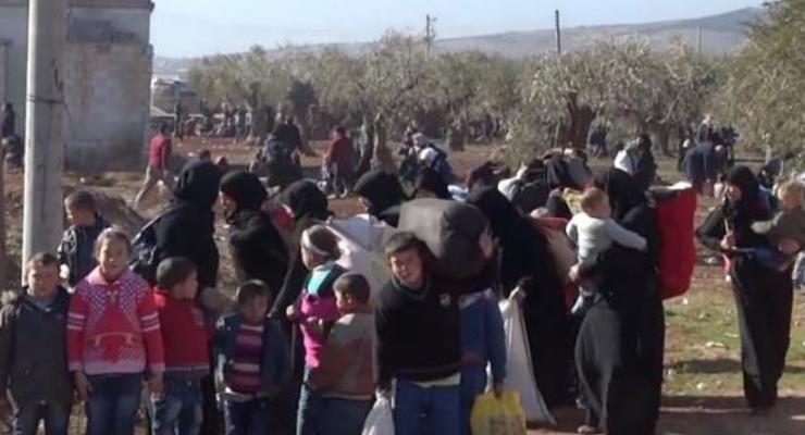 Сирийцы массово бегут в Турцию: Россия бомбит мирных жителей
