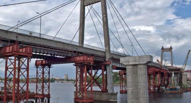 В Киеве девушка упала с Рыбацкого моста в дыру в асфальте