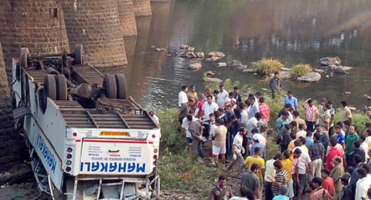 В Индии пассажирский автобус сорвался с моста: 37 человек погибли