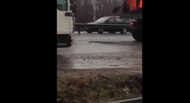 В России рабочие провели ремонт федеральной трассы не слезая с КамАЗа