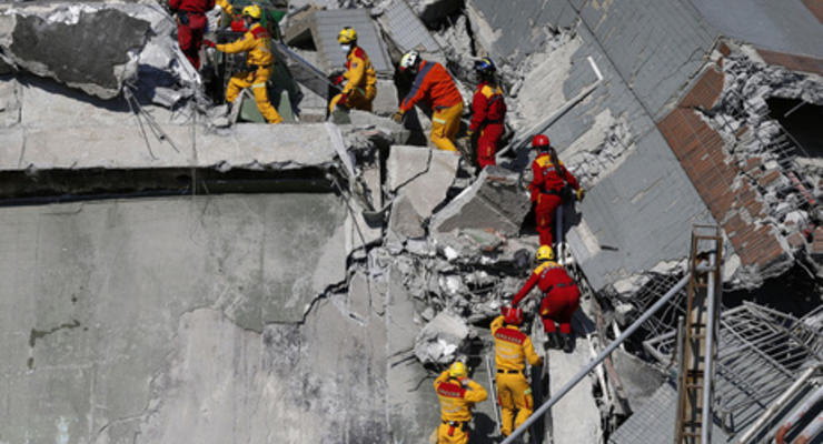 На Тайване спасатели вытащили из-под завалов дома двух выживших