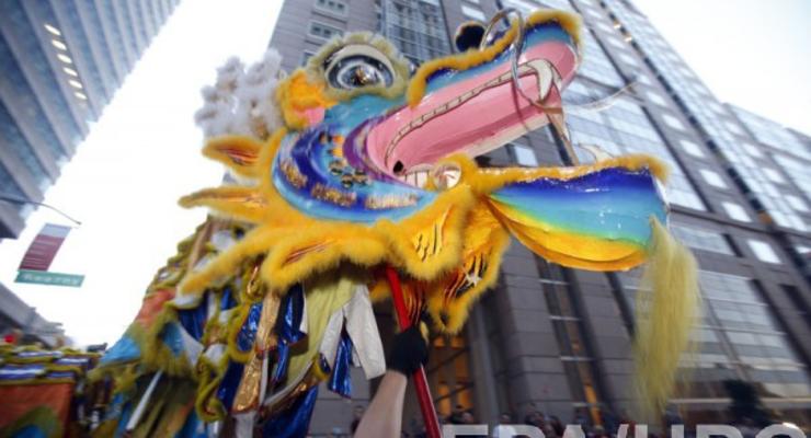 Жители Поднебесной фейерверками и яркими шоу встречают Китайский Новый год