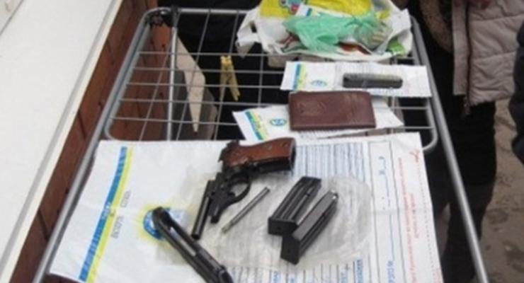В Кривом Роге женщина продавала на городском рынке оружие и патроны