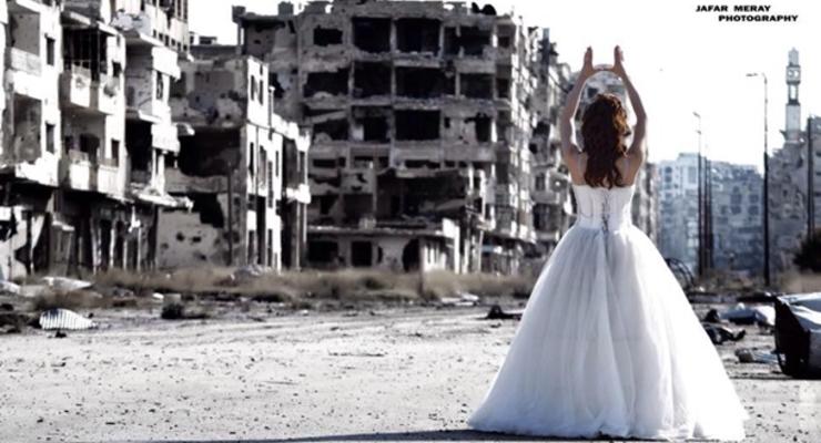 Жизнь сильнее смерти: Молодожены устроили фотосет на руинах города в Сирии
